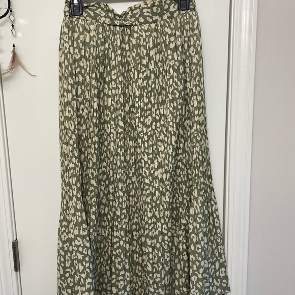 Green and cream high waisted midi skirt. - Picture 2 of 5